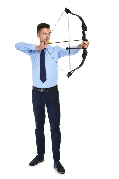 Молодой бизнесмен занимается стрельбой из лука на белом фоне — стоковое фото