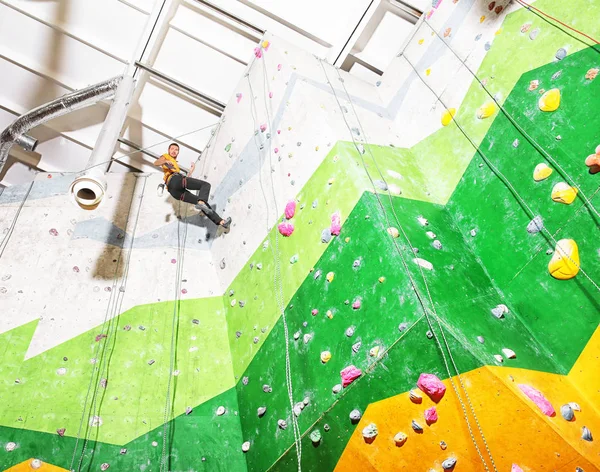 Jovem se exercitando no ginásio de escalada — Fotografia de Stock