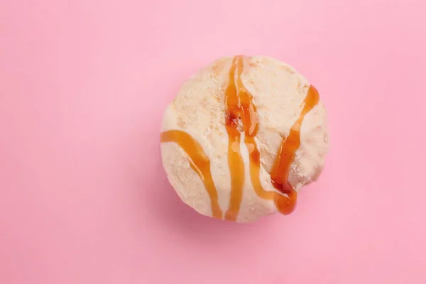 Bola de helado con salsa de caramelo — Foto de Stock