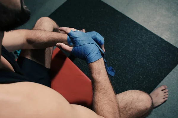 Męski bokser stosowanie ręka owija podczas przygotowania do treningu w siłowni — Zdjęcie stockowe