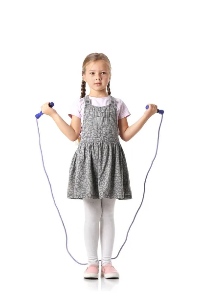 Schattig klein meisje spelen met touw springen op witte achtergrond — Stockfoto