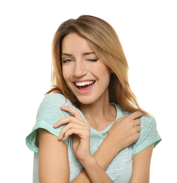 Mujer sonriente en camiseta casual sobre fondo blanco — Foto de Stock