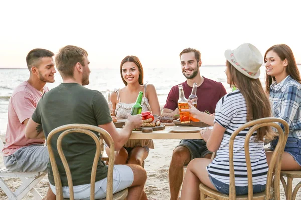 Jóvenes teniendo fiesta de barbacoa en la playa —  Fotos de Stock