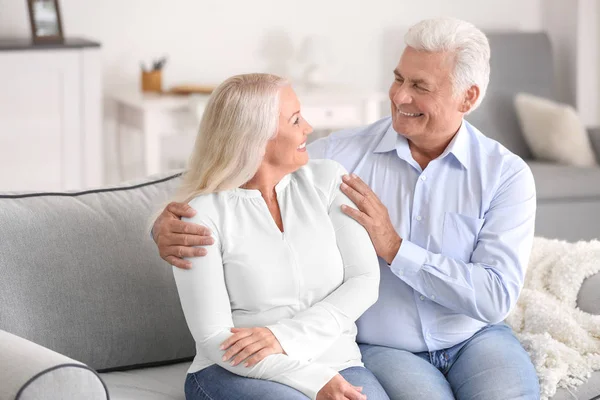 Pareja madura en habitación cómoda —  Fotos de Stock