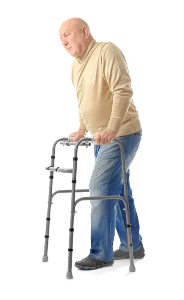 Uomo anziano con cornice a piedi su sfondo bianco — Foto Stock