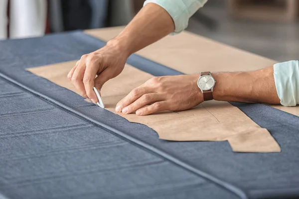 Ung Skräddare Arbetar Med Sömnad Mönster Närbild — Stockfoto