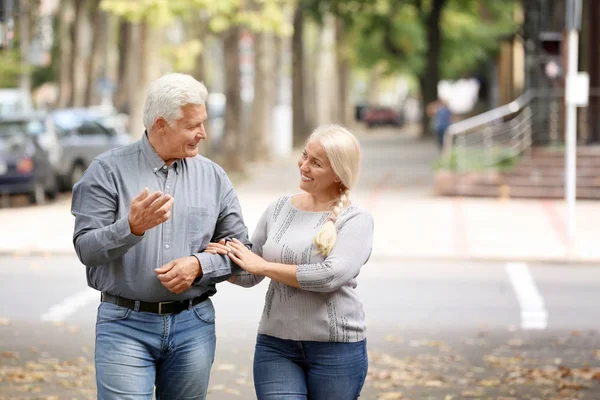 Älteres Paar spaziert gemeinsam ins Freie — Stockfoto