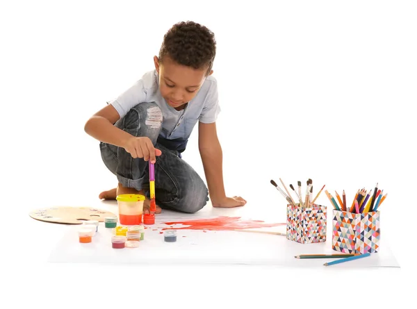 Kleine Afro-Amerikaanse jongen schilderij tegen witte achtergrond — Stockfoto