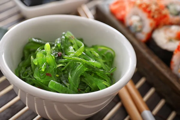Cuenco con algas chuka verdes en la mesa — Foto de Stock