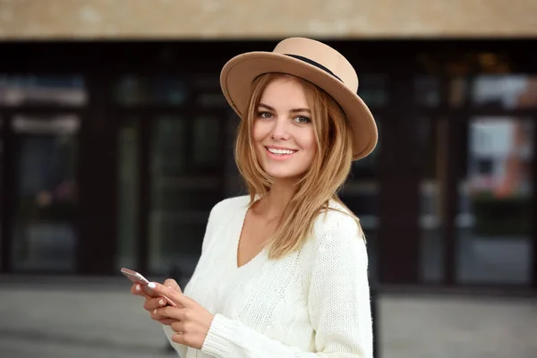 Mulher bonita com telefone celular ao ar livre — Fotografia de Stock