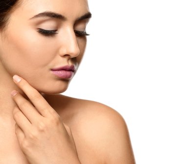 Beyaz arka plan üzerinde kirpik uzantıları olan güzel kadın portresi