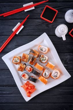Kompozisyon lezzetli suşi ile masaya rulo