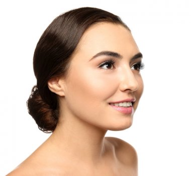 Beyaz arka plan üzerinde kirpik uzantıları olan güzel kadın portresi