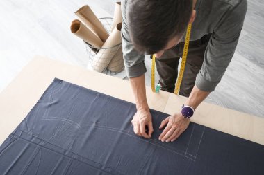 Atelier Tekstilde çalışan genç terzi