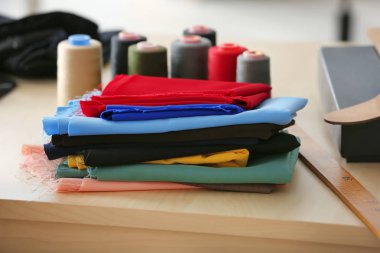 Renkli kumaş örnekleri yığını 