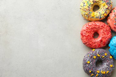 İle sprinkles gri arka plan üzerinde renkli donut