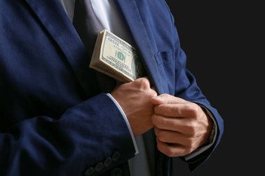 Para koyarak resmi elbiseli adam 