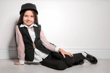 Işık duvara yakın oturan çok güzel şık kız