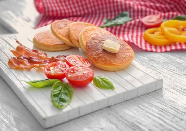 krep, domates ve kızarmış domuz pastırması 