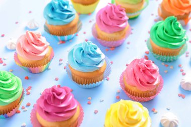 Renk arka plan üzerinde lezzetli kek