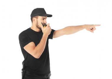 Erkek güvenlik görevlisi taşınabilir radyo vericisi beyaz arka plan üzerinde kullanma