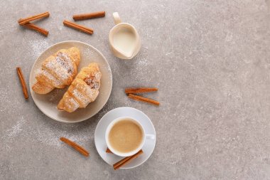 Gri zemin üzerine lezzetli kruvasan ile kompozisyon