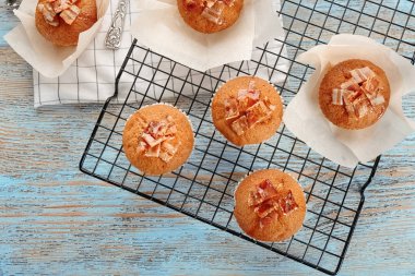 Lezzetli domuz pastırması muffins tablo ile kabin soğutma