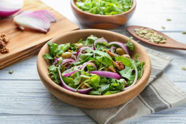 Masada lezzetli sebze salatası ile kase