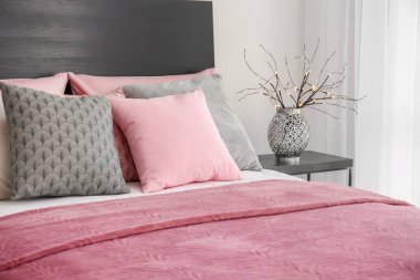 Rahat yatak odasında yastıkları ile