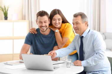Ofiste genç çift danışmanlık erkek sigorta acentesi