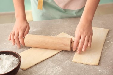 Kadın puf böreği masaya haddeleme