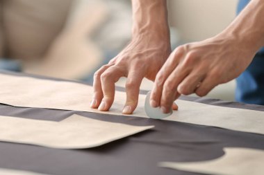 Genç terzi dikiş desen, closeup ile çalışma