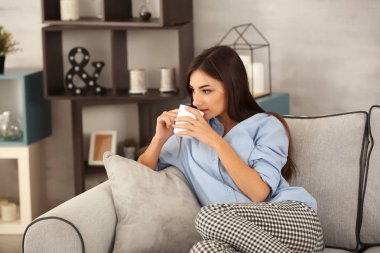 Çay evde kanepe üzerinde olan kadın