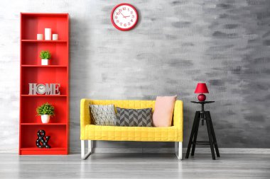 Oturma odasının içindeki şık kanepe.