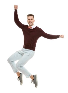 Beyaz arka plan üzerinde atlama papyon yakışıklı genç adam