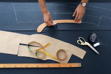 Genç terzi Tekstil ile çalışma