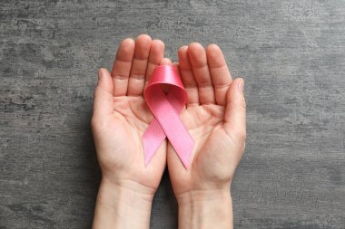 Kadın holding pembe kurdele