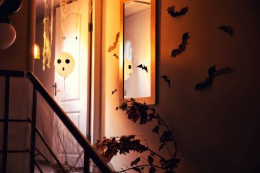 Cadılar Bayramı kutlama için balonlarla süslü kapı