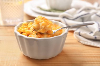 Ramekin ve kaşık Mısır puding ile