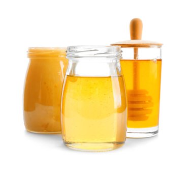 Beyaz arka plan üzerinde aromatik bal kavanozlar