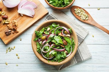 Masada lezzetli sebze salatası ile kase