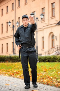 Erkek güvenlik görevlisi polis baton şehir sokak ile