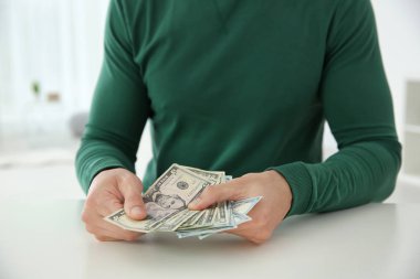 Adam masada, closeup para sayma