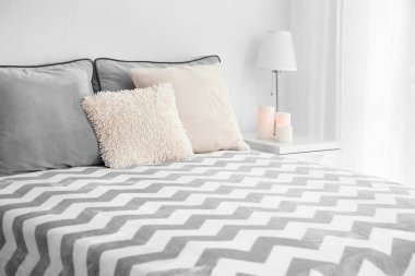 Rahat yatak odasında yastıkları ile