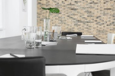 Gözlük ve sürahi su üzerinde ofis masaları ile