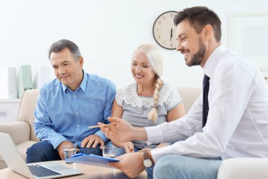 Üst düzey iki office içinde danışmanlık erkek sigorta acentesi