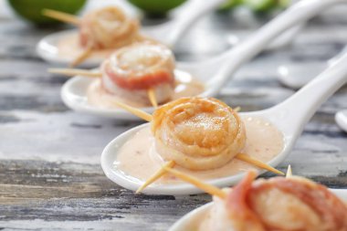 Tarak ve sos Seramik kaşık pastırma ile sarılmış