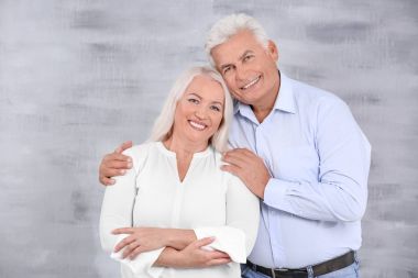Olgun çift gri bir arka plana dayanır
