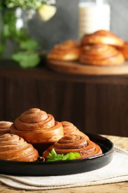 Plaka tatlı tarçın ile masaya rulo