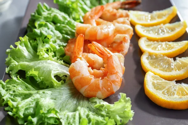 Limon ve marul, closeup ile lezzetli karides